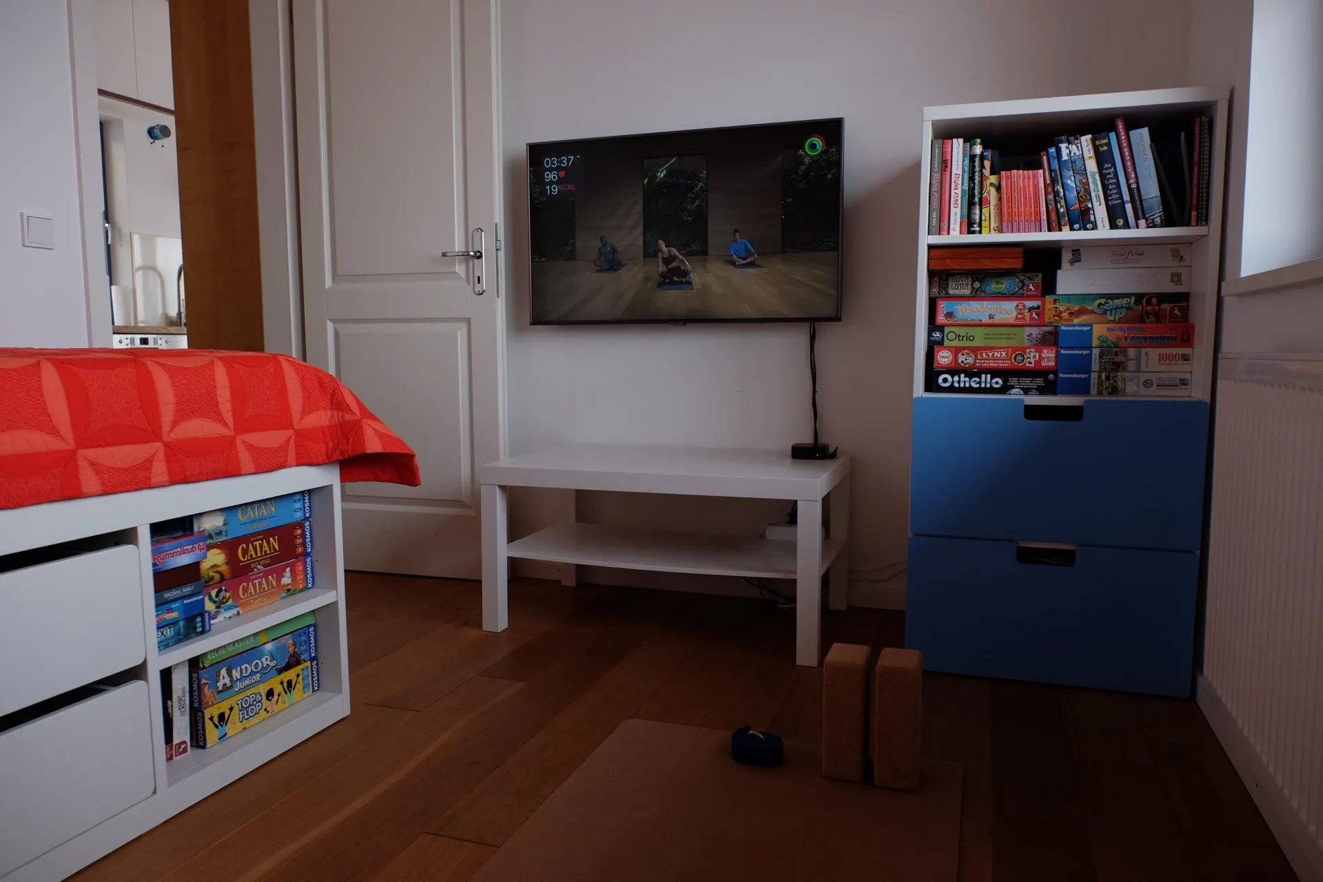 Spielezimmer mit Brettspielen, Büchern und Fernseher